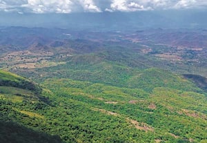 அடுக்கடுக்காய் பசுமை போர்த்தியது போன்ற அழகுடன் கூடிய மலைகளின் ...