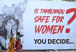 சென்னையில் அதிமுக தலைமை அலுவலகம் முன் வைக்கப்பட்டுள்ள பிரமாண்ட பேனர்.