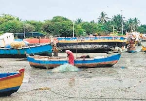 ராமேஸ்வரம் அருகே பாம்பன் சின்னப்பாலத்தில் கடல் உள்வாங்கியதால் படகுகள் ...