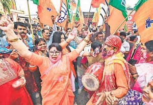 பீஹார் தேர்தலில் தேஜ கூட்டணி வெற்றி பெற்றதை மேளதாளம் முழங்க, ஆட்டம் ...