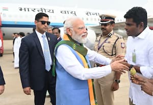 கோவை விமான நிலையத்தில் பிரதமர் மோடியை,  தமிழக பாஜ முன்னாள் தலைவர் ...