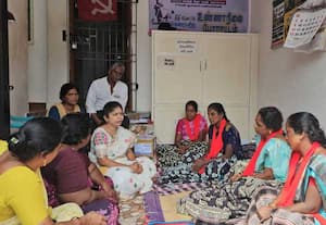 தூய்மைப் பணிகளை தனியாருக்கு வழங்குவதை எதிா்த்து, காலவரையற்ற உண்ணாவிரதப் ...