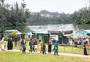 ஊட்டியில் கடும் குளிரான காலநிலை நிலவி வரும் நிலையில் படகு இல்லத்தில் ...