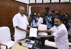 முன்னாள் அமைச்சர் செங்கோட்டையன், சட்டசபை வளாகத்தில் சபாநாயகர் ...