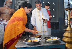 கார்த்திகை தீபம் முன்னிட்டு கவர்னர் ரவி மற்றும் குடும்பத்தினர்,  சென்னை ...