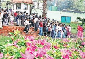 குன்னூர் சிம்ஸ் பூங்காவிற்கு குழு சுற்றுலாவாக வருகை தரும் பள்ளி, கல்லூரி ...