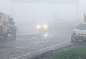 கோத்தகிரி பகுதியில் கடும் மேகமூட்டம் காரணமாக, வாகனங்கள் முகப்பு ...