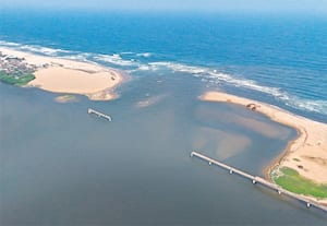 சென்னை அடையாறு ஆறு கடலில் கலக்கும் முகத்துவாரம் பகுதியில் தேங்கியிருந்த ...