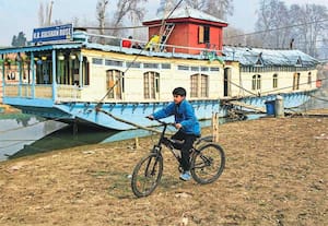 ஜம்மு காஷ்மீரின் ஸ்ரீநகரின் மையப்பகுதியில் ஓடும் ஜீலம் நதி நீர் ...