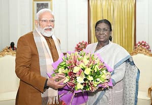 ஜனாதிபதி திரவுபதி முர்முவை, பிரதமர் மோடி சந்தித்தார். இடம்: ஜனாதிபதி ...