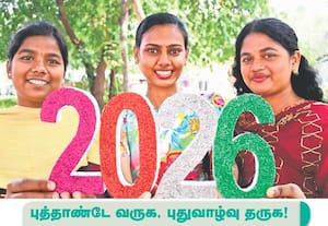 2026ம் ஆண்டை வரவேற்கும் விதத்தில் கல்லூரி மாணவிகள் அதன் வடிவமைப்பை கைகளில் ...
