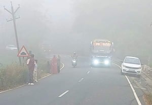 கூடலூர் பகுதியில் காலை நேரத்தில் மேகமூட்டம் தொடர்வதால், ஓட்டுனர்கள் ...