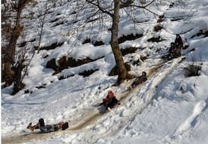 காஷ்மீரில் பனிமழை பொழிந்து ரம்மியமாக காட்சி அளிக்கிறது. அனந்த்நாக் ...