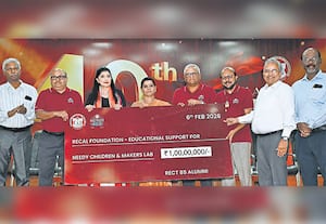 முன்னாள் மாணவர்கள் (1981 - 85 பேட்ச்) சந்திப்பின் அடையாளமாக, திருச்சி நேஷனல் ...