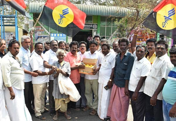 திமுக கூட்டணியில் தேமுதிக இணைந்ததற்கு வெடித்து பொதுமக்களுக்கு தேமுதிக கட்சியினர் இனிப்பு வழங்கினர். இடம்: விருத்தாசலம்<br> 