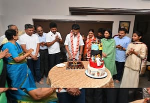 கேக் வெட்டி கொண்டாட்டம் :

தமிழக முதல்வர் ஸ்டாலின், குடும்பத்தினர் ...