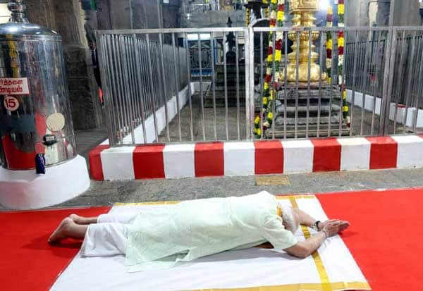 மதுரை திருப்பரங்குன்றம் சுப்பிரமணிய சுவாமி கோயிலில் தரிசனம் செய்த பிரதமர் மோடி சாஷ்டாங்கமாக விழுந்து வணங்கினார்.<br><br>
