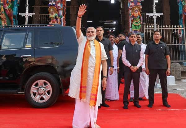 மதுரை திருப்பரங்குன்றம் சுப்பிரமணிய சுவாமி கோயிலில் தரிசனம் செய்த பிரதமர் மோடி வெளியே நின்ற பொதுமக்களை பார்த்து கை அசைத்தார்.<br><br><br>