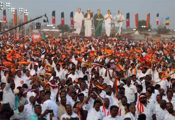   மதுரையில் பிரதமர் மோடி பங்கேற்ற தேஜ கூட்டணி கூட்டத்தில் கலந்து கொண்ட கூட்டத்தின் ஒரு பகுதி.