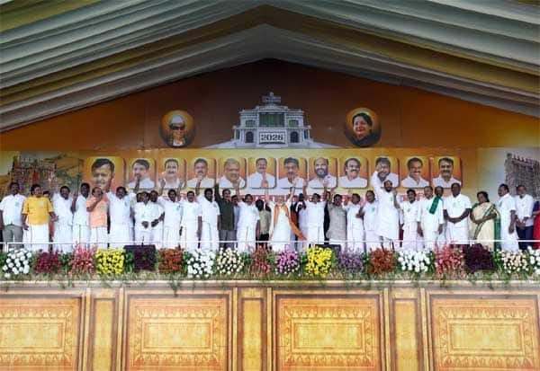   மதுரையில்  பிரதமர் மோடி பங்கேற்ற தேஜ கூட்டணி மாநாட்டில் பங்கேற்ற கூட்டணி கட்சி தலைவர்கள்.