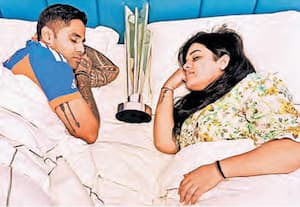 உலக கோப்பையுடன் தூங்குவது போன்ற போட்டோவை சூர்யகுமார் வெளியிட்டார். ...