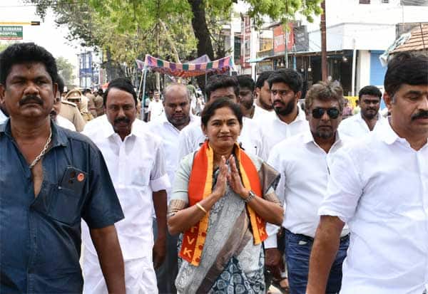  திருப்பூரில், வடக்கு தொகுதியில் போட்டியிடும் த.வெ.க வேட்பாளர் சத்யபாமா தொண்டர்களுடன் ஊர்வலமாக  வேட்பு மனுத்தாக்கல் செய்ய வந்தார்.  <br>