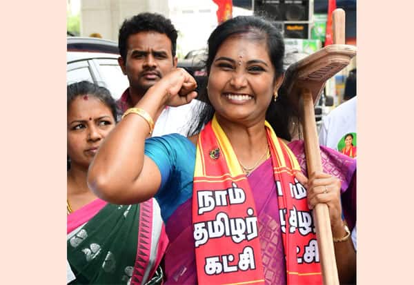   கோவை கவுண்டம்பாளையம் தொகுதி நாம் தமிழர் கட்சி வேட்பாளர் கலாமணி வேட்புமனு தாக்கல் செய்ய மேட்டுப்பாளையம் ரோட்டில் உள்ள வடக்கு கோட்டாட்சியர் அலுவலகம் வந்தார். அப்போது தொண்டர்கள் ஏர் கலப்பையை கொடுத்து போட்டோவுக்கு போஸ் கொடுங்க மேடம் என கூறிய போது உற்சாகத்துடன் போஸ் கொடுத்தார்.<br>