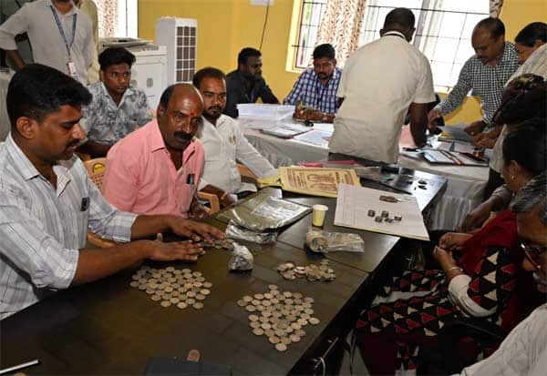  வில்லிவாக்கம் தொகுதியில்,நாணயங்கள் மற்றும் ரூபாய் நோட்டுக்களுடன் வேட்பு மனு தாக்கல் செய்ய வந்த சுயேச்சை வேட்பாளர் கந்தசாமி. இடம்: வில்லிவாக்கம்<br>