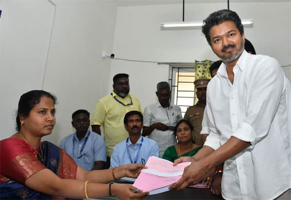  சென்னை பெரம்பூர் தொகுதியில் போட்டியிட த.வெ.க., தலைவர் விஜய் வேட்புமனு தாக்கல் செய்தார்.இடம் : அம்பேத்கர் கல்லூரி, வியாசர்பாடி.<br>