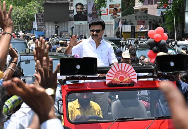  முதல்வர் ஸ்டாலின் கொளத்தூர் தொகுதியில் போட்டியிட வேட்புமனுவை தாக்கல் செய்த பின்பு, பெரம்பூர் பேப்பர் மில்ஸ் சாலையில் பிரசாரம் மேற்கொண்டார்.<br>