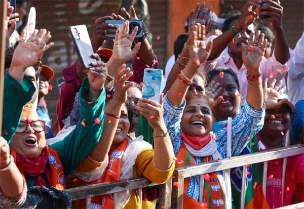  பிரதமரை வரவேற்க வந்த தொண்டர்கள்<br>