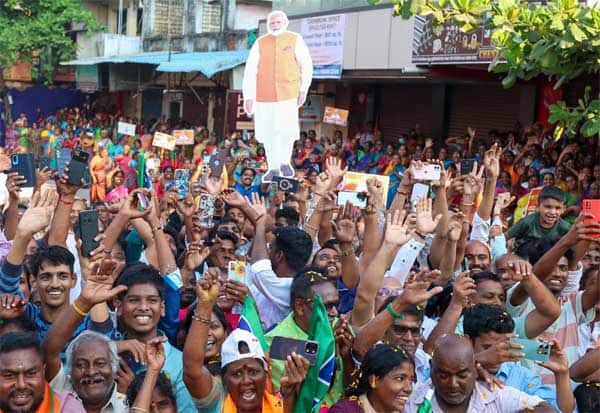  பிரதமரின் உருவபொம்மையுடன் வந்த தொண்டர்கள்.<br>