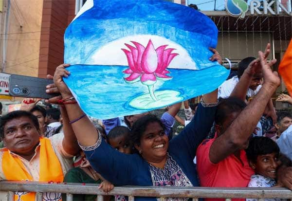  தாமரை சின்னத்துடன் வந்த பெண் தொண்டர்<br>