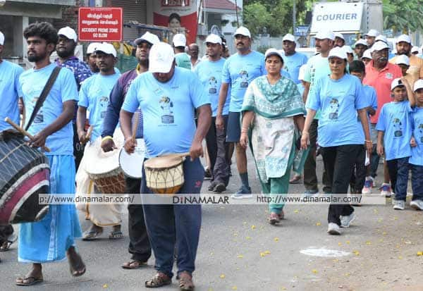 சட்டமன்ற தேர்தலில் 100%  ஓட்டுப்போடுவதன் முக்கியத்துவம் குறித்து  விழிப்புணர்வு ஏற்படுத்தும் வகையில் மேட்டுப்பாளையம் நகராட்சி அலுவலகத்தில் இருந்து பஸ் ஸ்டாண்ட் வரை பேரணி நடந்தது. இதில் தேர்தல் நடத்தும் துணை அலுவலர் மற்றும் தாசில்தாருமான கவிதா, நகராட்சி கமிஷனர் அமுதா உள்ளிட்ட அதிகாரிகள்  பங்கேற்றனர்.<br>