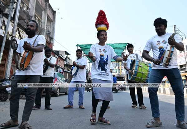  சட்டசபை தேர்தலில் அனைவரும்  ஓட்டுப் போடுவதன் முக்கியத்துவத்தை வலியுறுத்தி சென்னை மாநகராட்சி சார்பில், நாட்டுப்புற கலைஞர்கள் மூலம் விழிப்புணர்வு ஏற்படுத்தப்பட்டது.இடம்: அமைந்தகரை.<br>