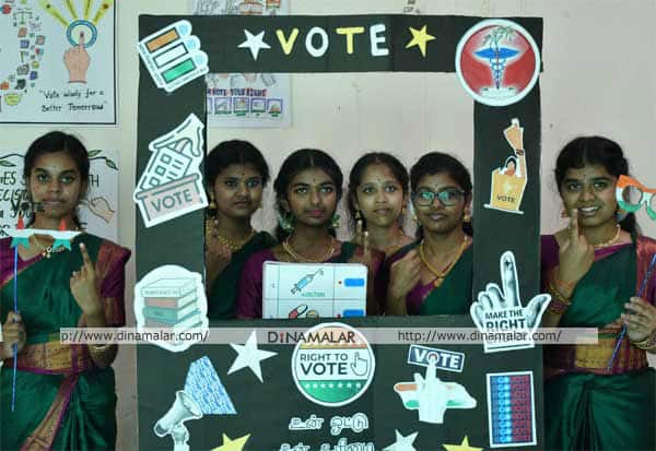 சட்டசபை தேர்தலில்  100 சதவீதம் ஓட்டுப்போடுவதை வலியுறுத்தி திருநெல்வேலி அரசு மருத்துவ கல்லூரியில் நடந்த விழிப்புணர்வு நிகழ்ச்சியில் கலந்துக்கொண்ட மாணவியர்.