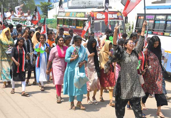 பரபரக்கும் அரசியல்களம்
