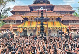 கேரள மாநிலம் திருச்சூர் பூரம் திருவிழாவை முன்னிட்டு திருவம்பாடி மற்றும் ...