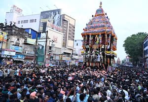மதுரை மீனாட்சி அம்மன் கோயில் சித்திரை திருவிழா தேரோட்டம் நடந்தது.