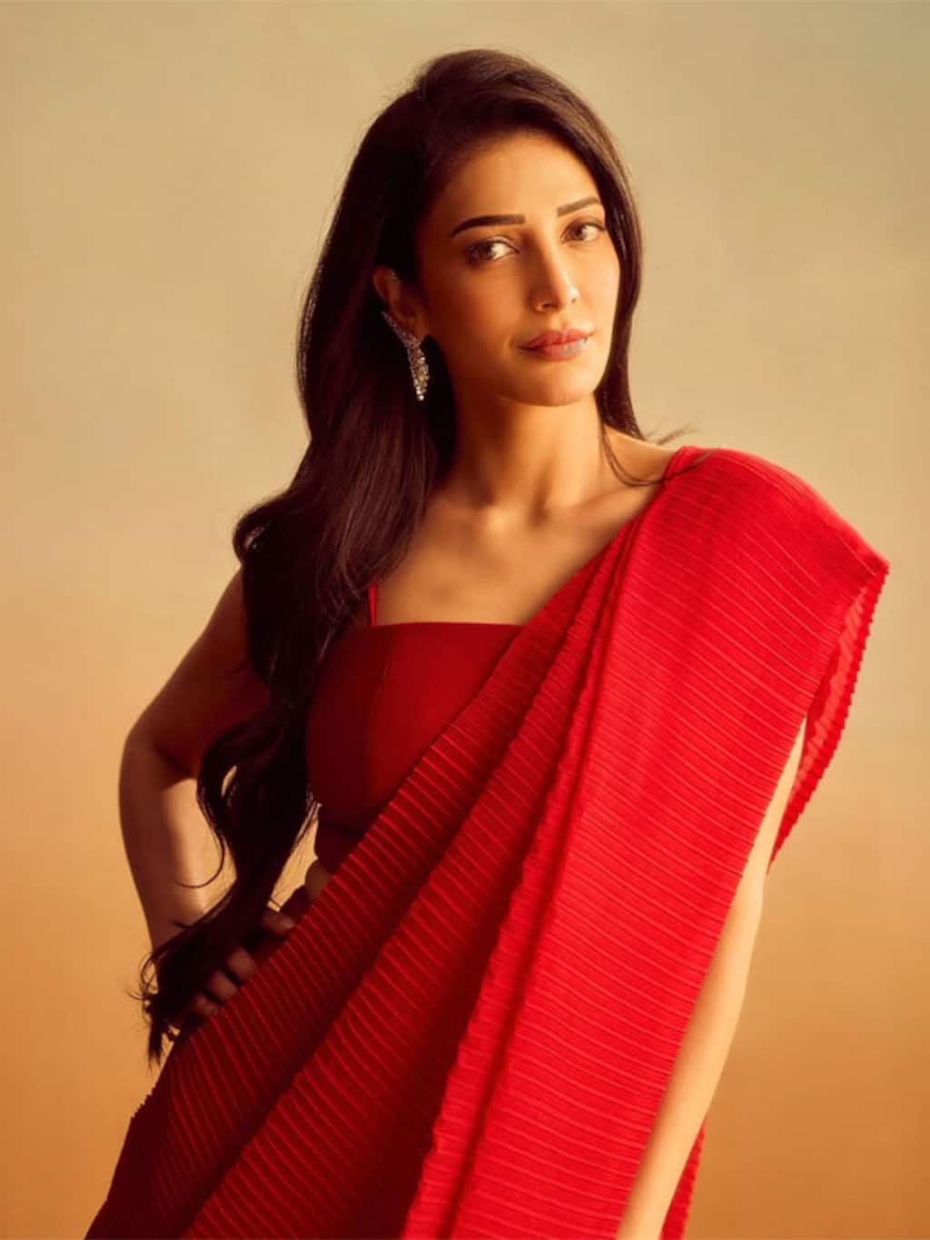 சிவப்பு ரோஜா... ஸ்ருதிஹாசன்