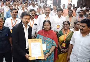 சென்னையில் நிறைமாத கர்ப்பிணிக்கு மேடையில் இருந்து கீழே இறங்கி சென்று ...