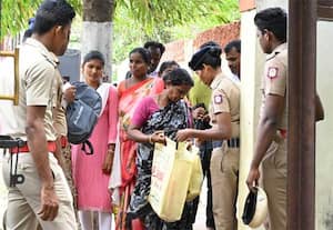 திருவண்ணாமலை  கலெக்டர் அலுவலகத்தில்  மக்கள் குறை தீர்வு கூட்டத்திற்கு ...