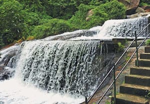 மேற்கு தொடர்ச்சி மலையில் பெய்த கனமழை காரணமாக கோவை குற்றாலம் அருவியில் ...