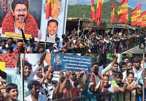முதல்வர் விஜய்யை வரவேற்க மேட்டூர் அணை முன் குவிந்துள்ள மக்கள்.