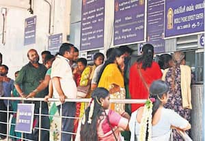 மொபைல்போன்களை பாதுகாப்பு அறையில் வைக்க குவிந்த பக்தர்கள். இடம்: வட பழனி ...