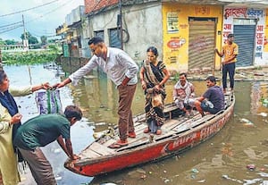 உத்தர பிரதேச மாநிலம் வாரணாசியில்  பெருக்கெடுத்து ஓடும் வருணா ...