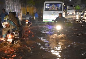 கரூரில் மாலையில் தீடிரென கொட்டிதீர்த்த மழையால் சாலைகளில் வெள்ளம்போல் ...