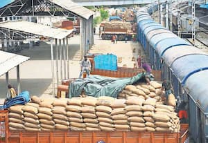 பஞ்சாப், உபி மாநிலங்களில் இருந்து ரயிலில்  வந்த கோதுமை மூட்டைகள், வட ...