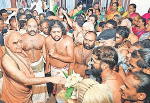 மதுரை மாவட்டம் சோழவந்தான் முள்ளிப்பள்ளம் காஞ்சி மடத்திற்கு வருகை தந்த ...