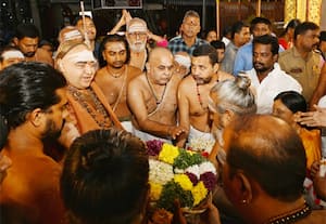 மதுரை மீனாட்சி அம்மன் கோயிலுக்கு தரிசனம் செய்ய வருகை தந்த காஞ்சி காமகோடி ...